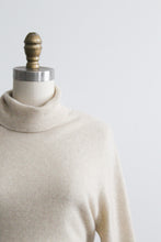 oatmilk cashmere turtleneck (m)