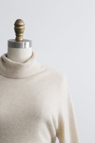 oatmilk cashmere turtleneck (m)