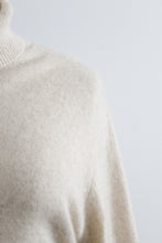 oatmilk cashmere turtleneck (m)