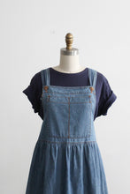 market pinafore (m)