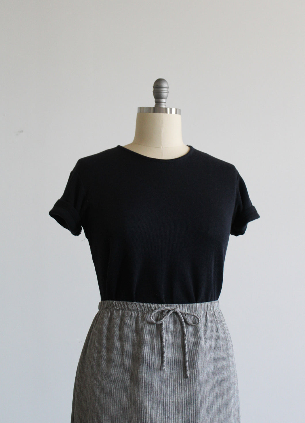 ash black textured tee